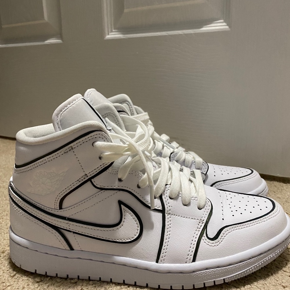 Jordan air 1 mid iridescent 8.5